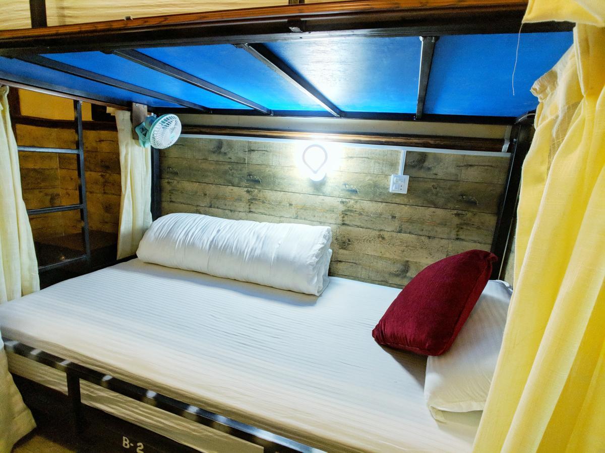 Hotel Forest Lake Backpackers' Hostel Покхара Екстер'єр фото