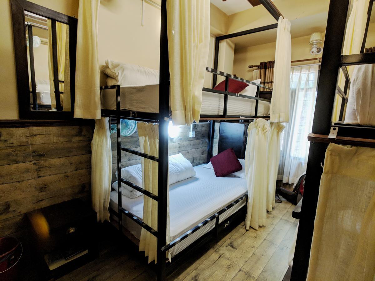 Hotel Forest Lake Backpackers' Hostel Покхара Екстер'єр фото